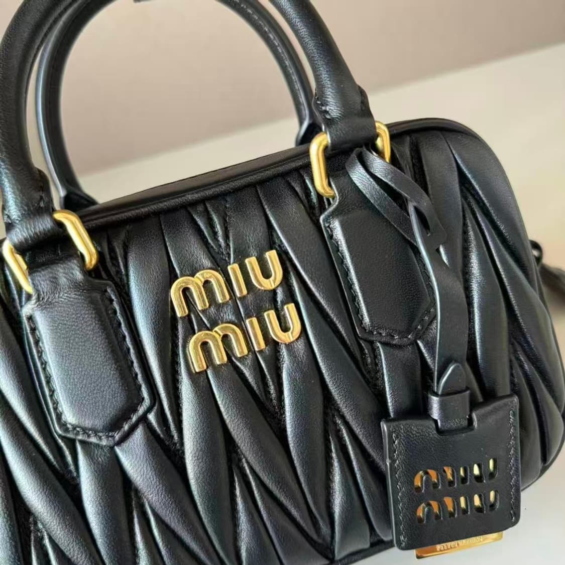미우 미우 마테라쎄 나파 가죽 탑 핸들백 블랙"📢 상품 설명 및 거래  상품이미지4
