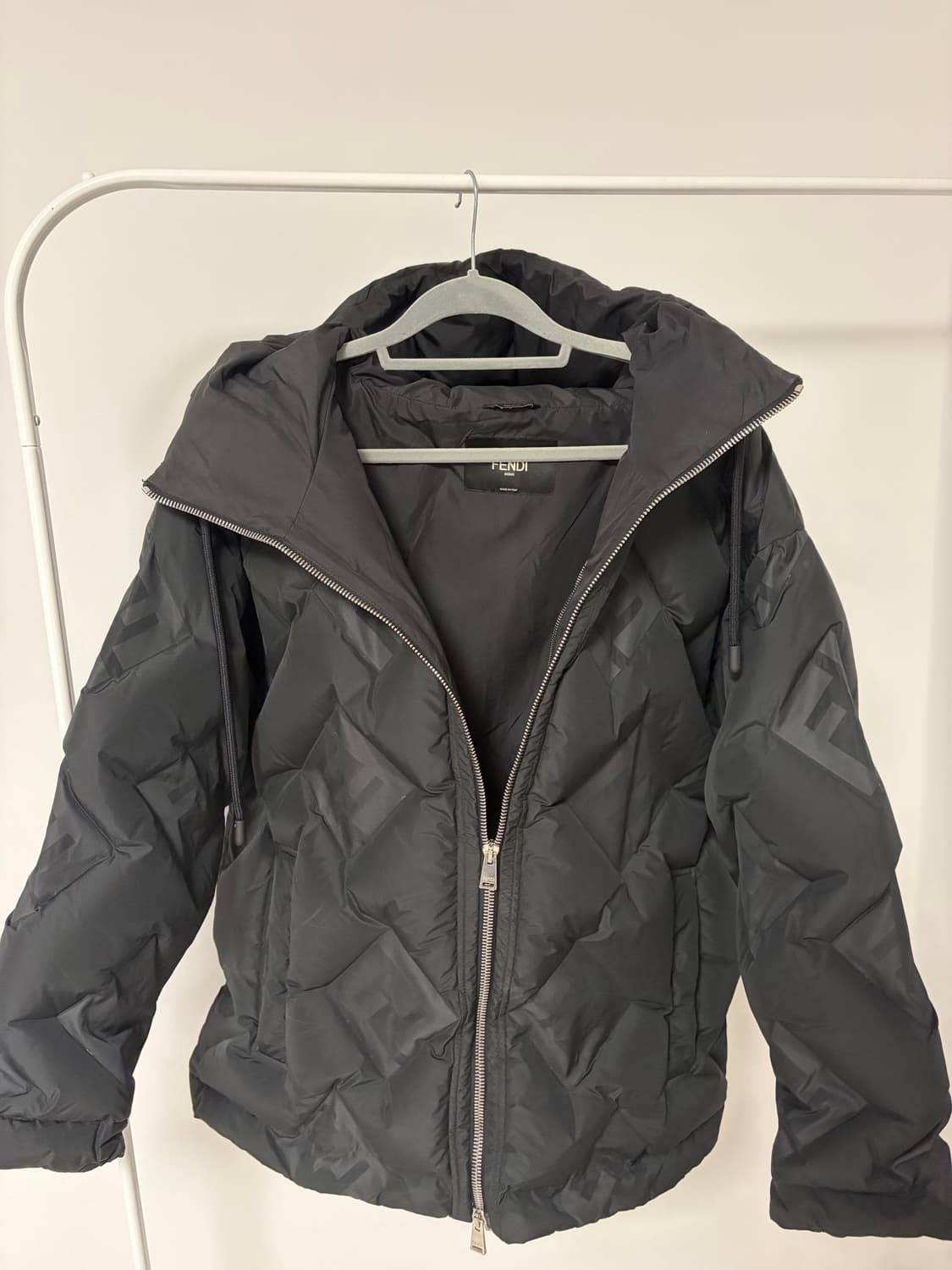FENDI 모노그램 퀼팅 패딩 점퍼 – 남녀공용, 최상급 컨디션 상품이미지4