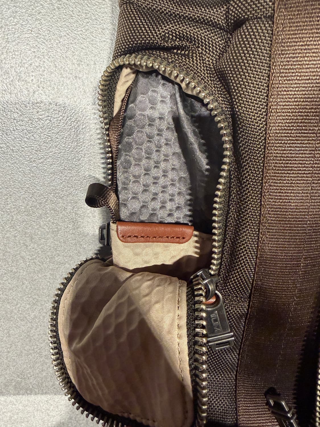 투미 정품 알파 브라보 슬링백 브라운 상품이미지2