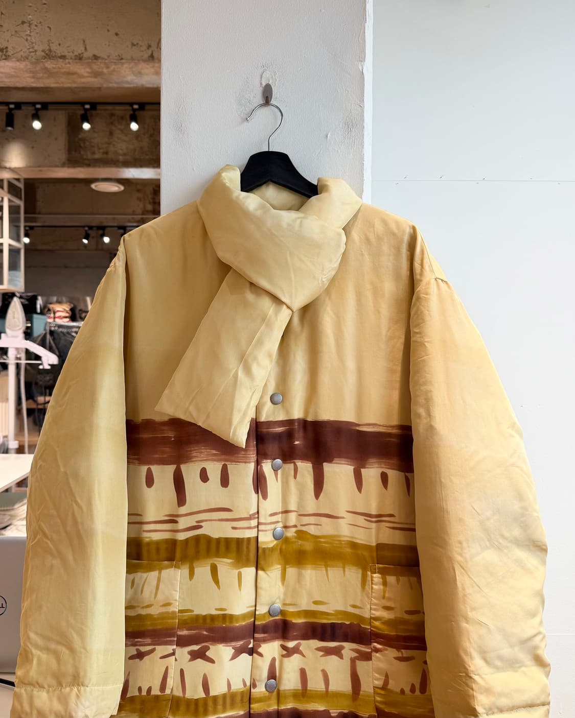 하이 스포팅 기어 베이지 페인팅 넥머플러 점퍼  상품이미지3