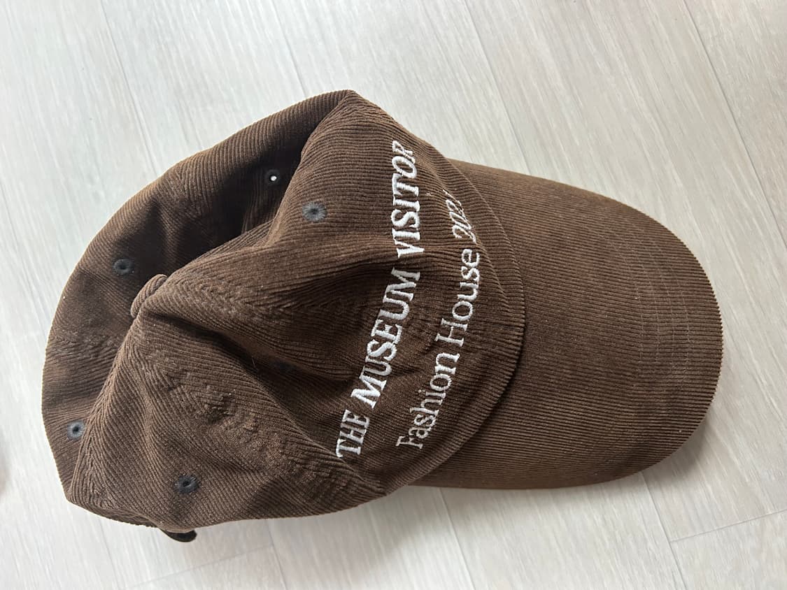 더뮤지엄비지터 모자 상품이미지1