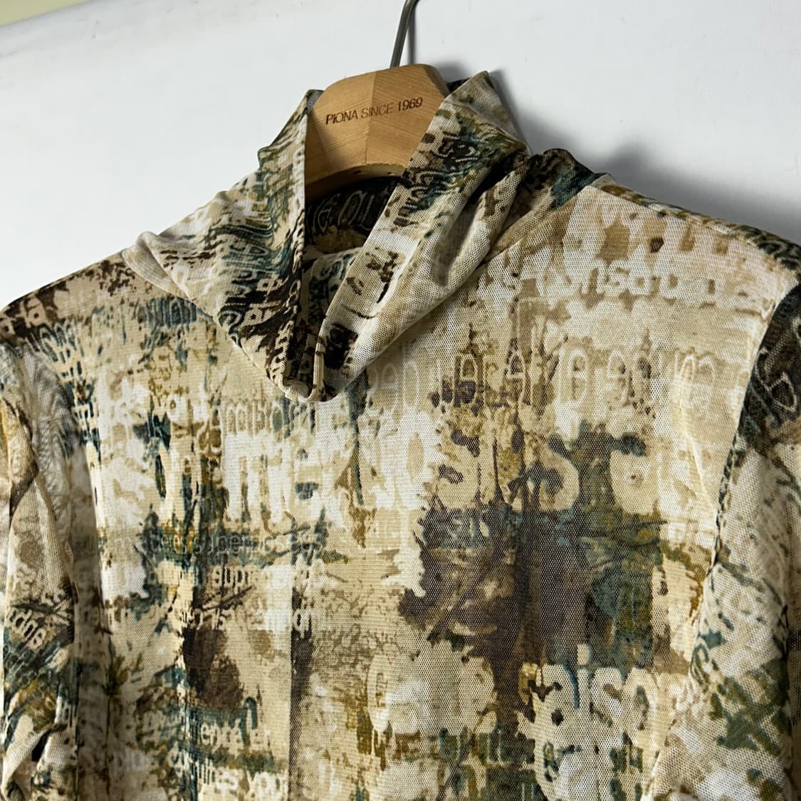 [neat jill] 빈티지 레터링 프린팅 시스루 터틀넥 롱슬리브 상품이미지2