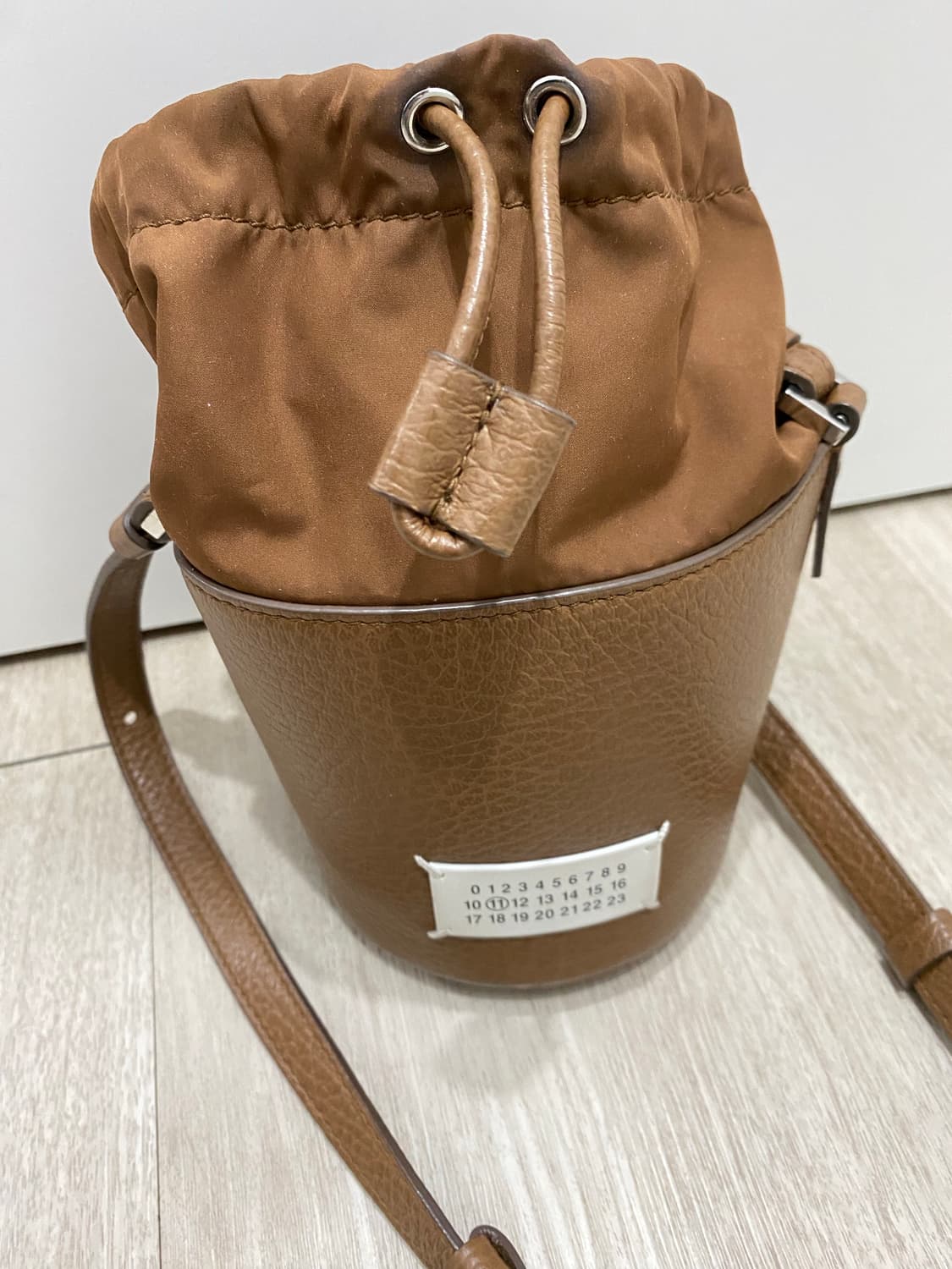 메종 마르지엘라 5AC 버킷백 브라운(정품) 상품이미지4