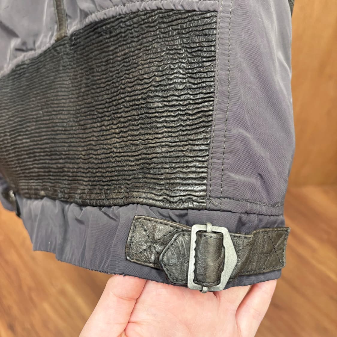 디젤 셰어링 레더 믹스 라이더 자켓 메탈 패치 셔링 디테일 차콜 브라운 상품이미지8