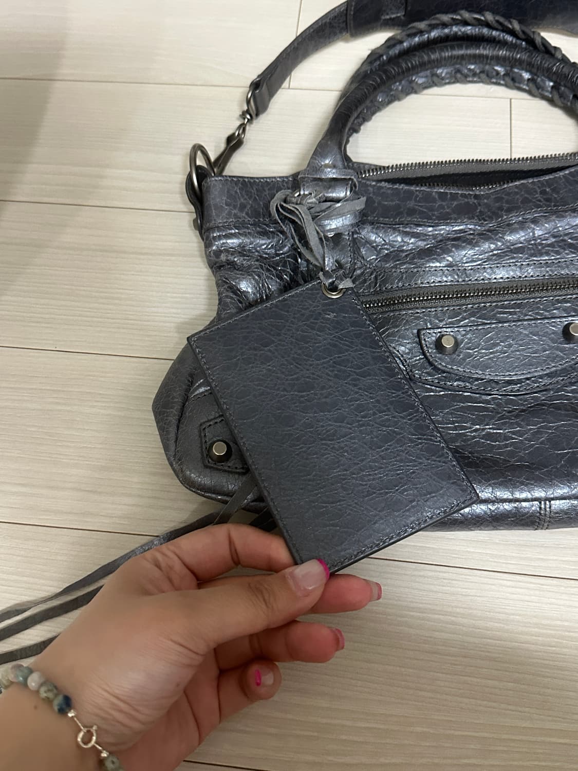 발렌시아가 퍼스트 모터백 스몰 메탈 블루 그레이 상품이미지4