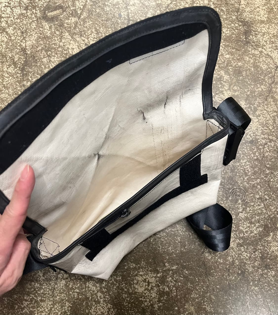 프라이탁 하파오  메신저백 화이트 블랙 상품이미지4