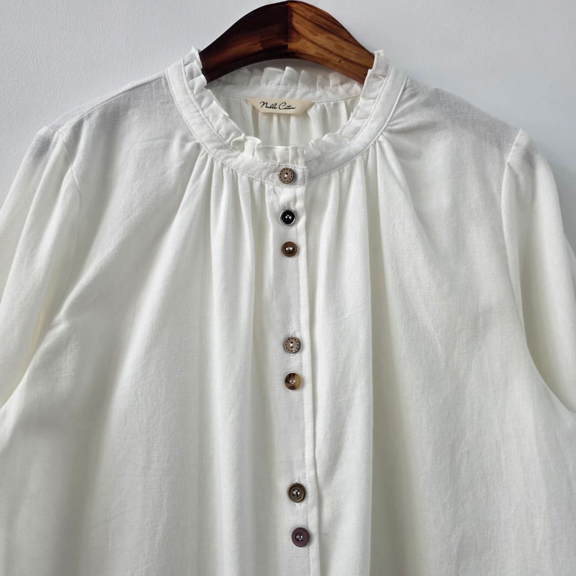 내추럴 아이보리 프릴넥 코튼 블라우스 상품이미지3