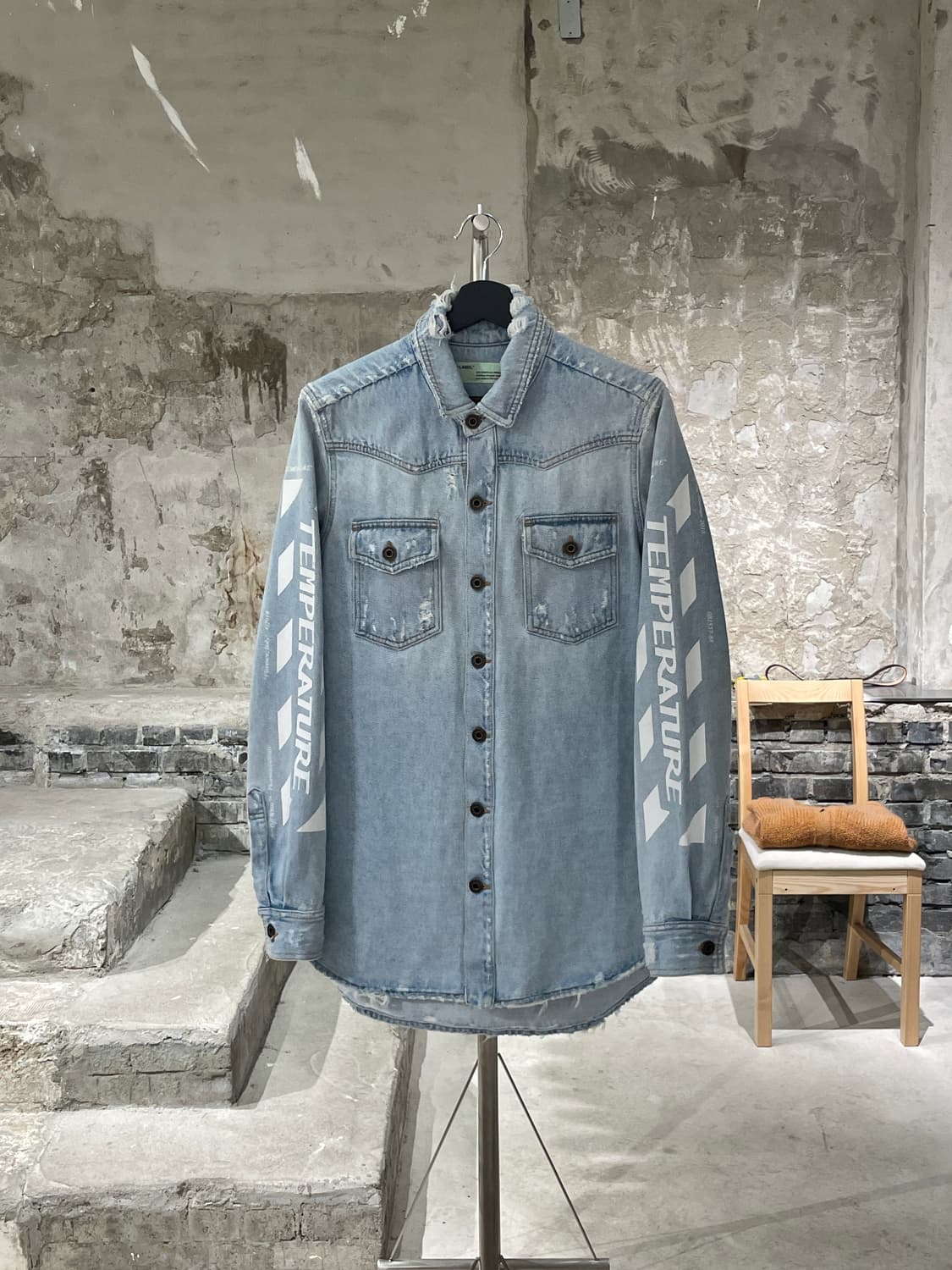 오프화이트 18S/S 연청 템퍼레이처 데님 셔츠 상품이미지1