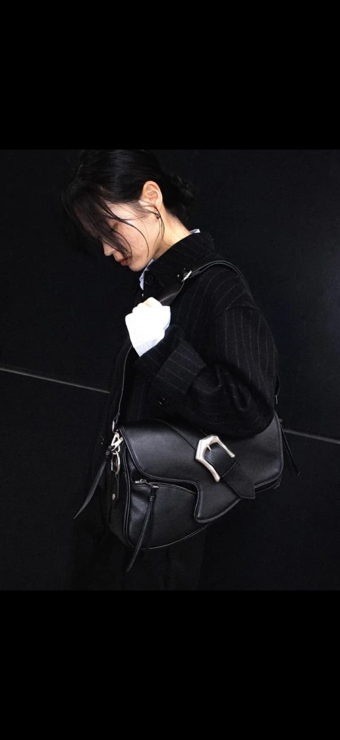 이우가마카라스  Bumpy buckle holster bag 상품이미지1