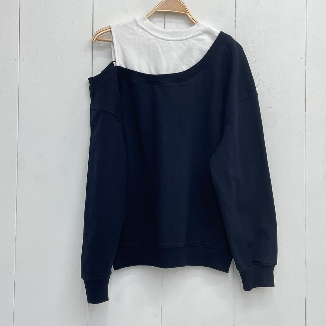 오아이오아이 컬렉션 레이어드 오프숄더 맨투맨 상품이미지3