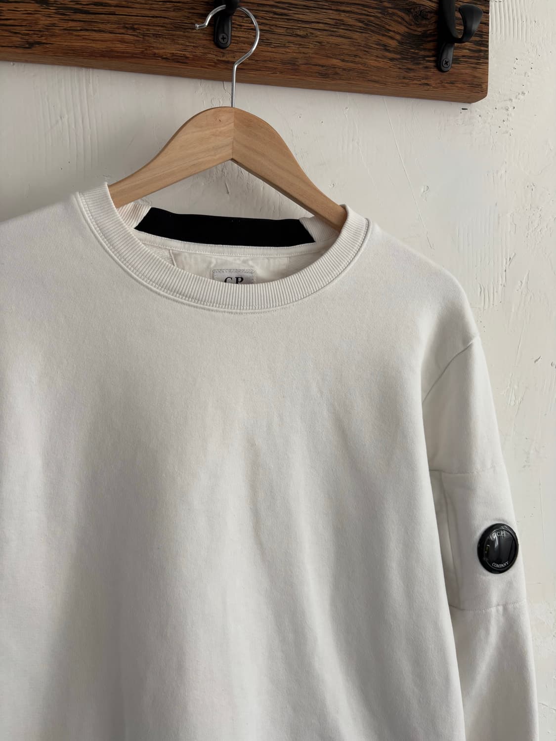 CP 컴퍼니 와펜 크루넥 화이트 스웻셔츠 상품이미지2