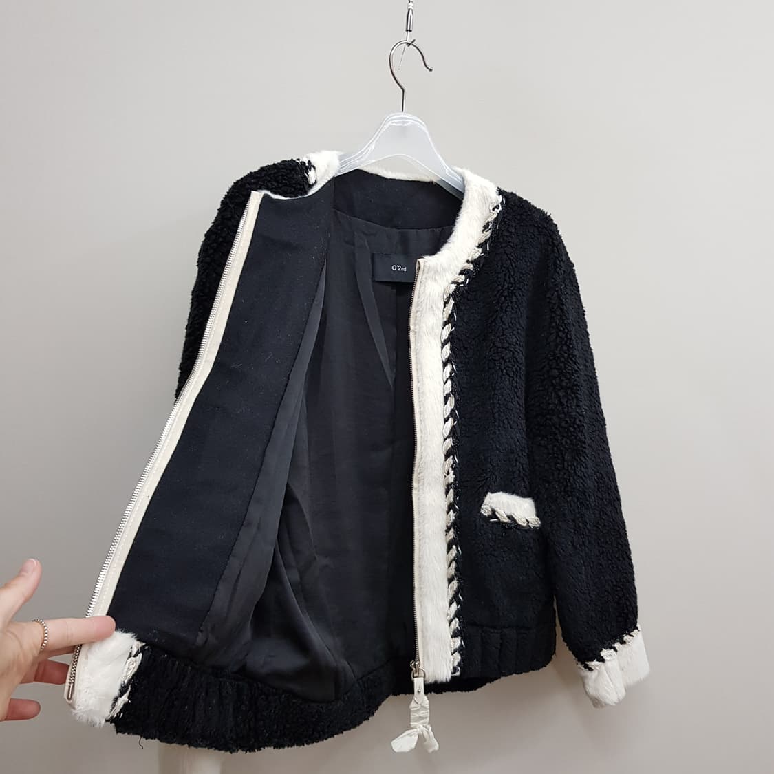 오즈세컨 2021 블랙 배색 트위드 무스탕 양털 자켓  76-90-155 상품이미지5