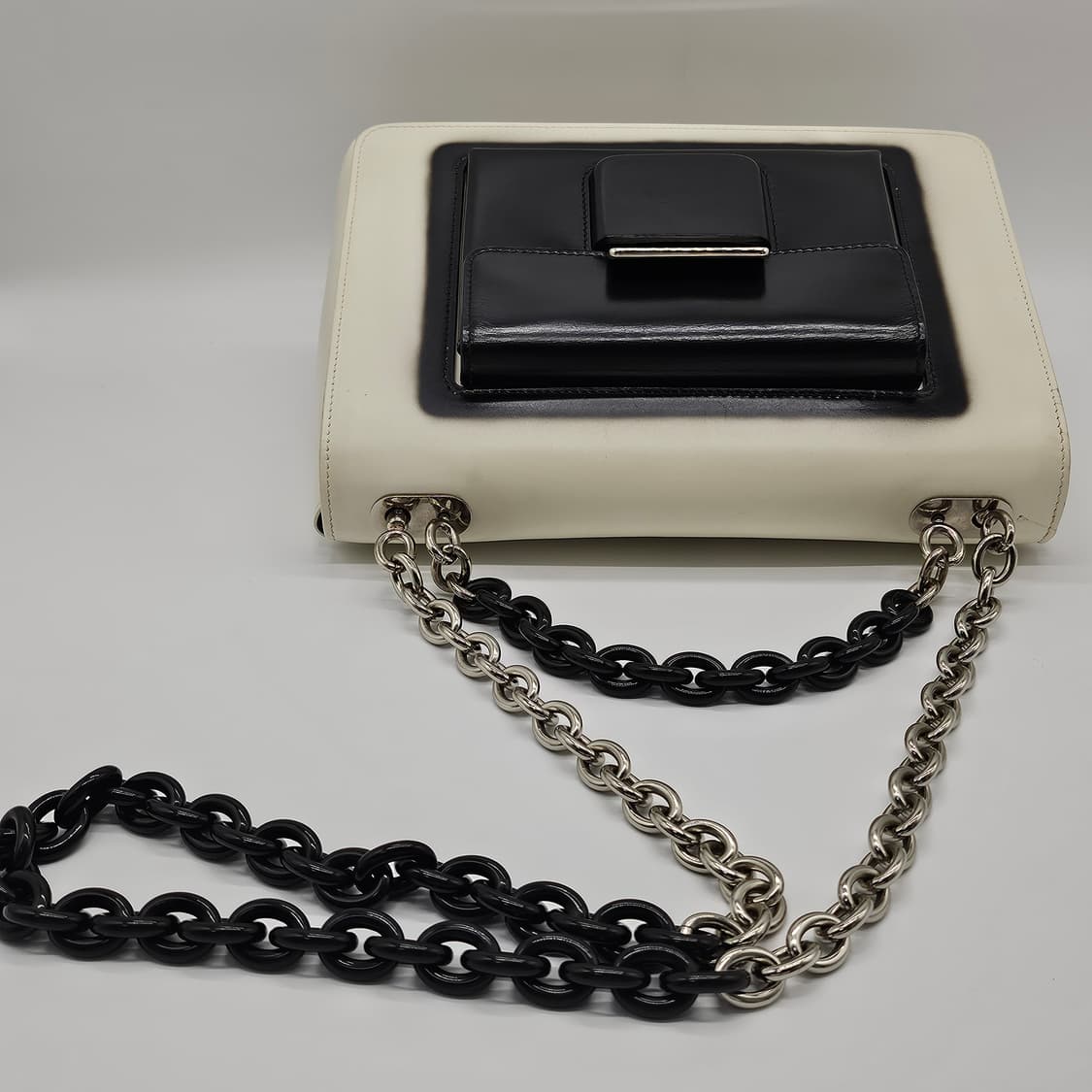 정품 발렌시아가 블랙앤화이트 스프레이백  상품이미지5