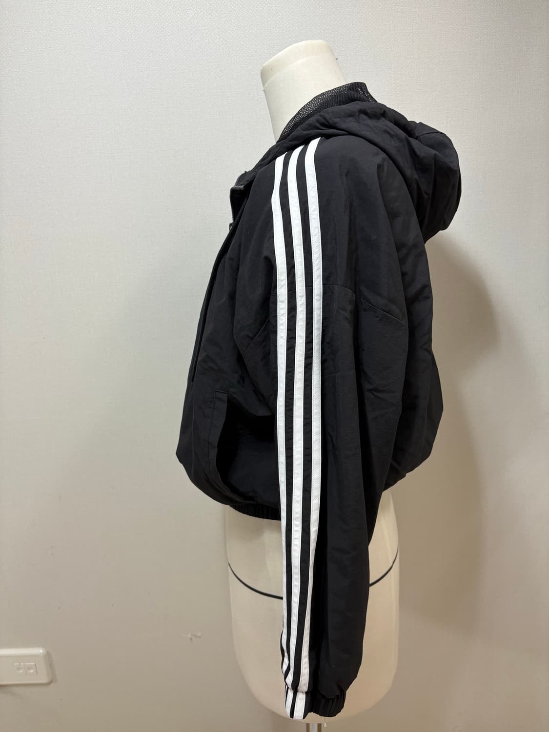 아디다스 adidas 블랙 바람막이 져지 상품이미지2