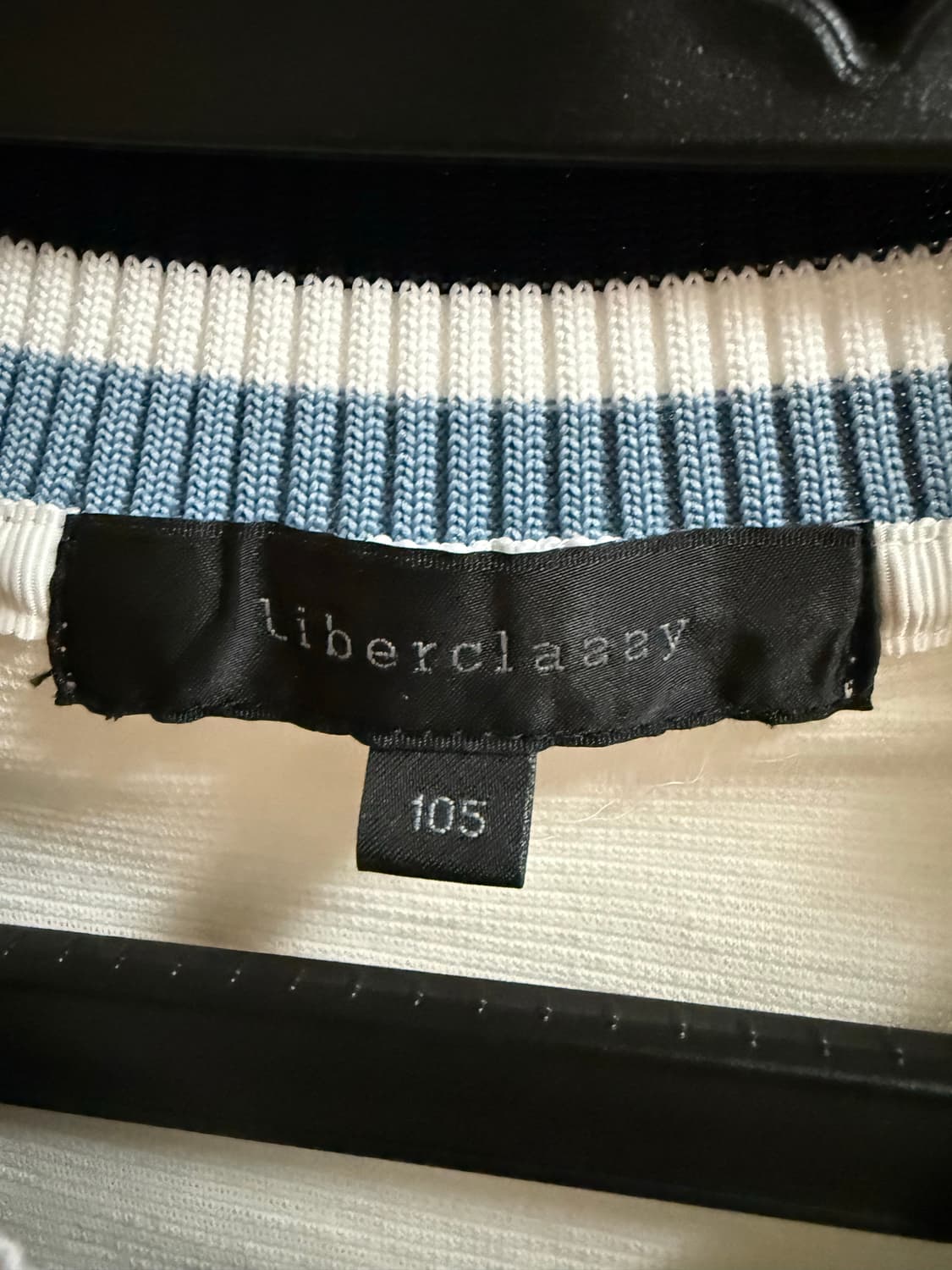 김희철 착장 리버클래시 화이트 브이넥 니트 105 상품이미지5