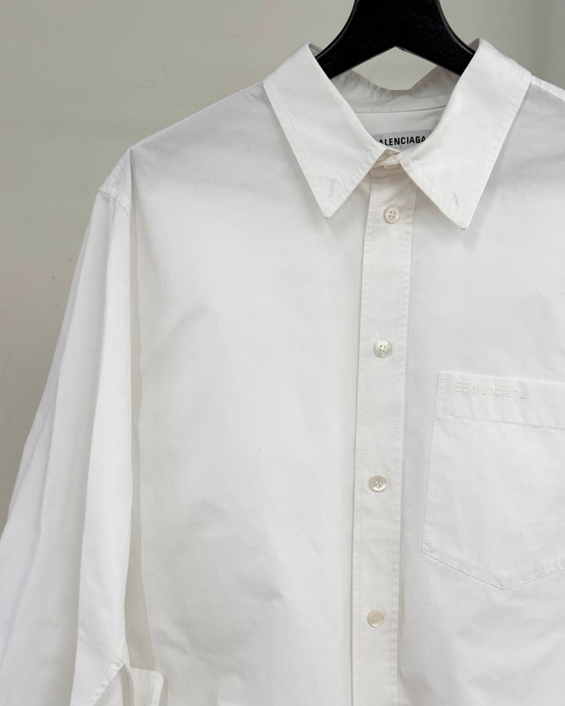 발렌시아가 화이트 볼륨 패턴 포켓 셔츠 상품이미지3