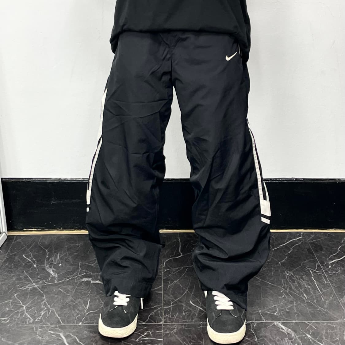 나이키 블랙 스우시 오버와이드 벌룬 트랙팬츠 상품이미지2