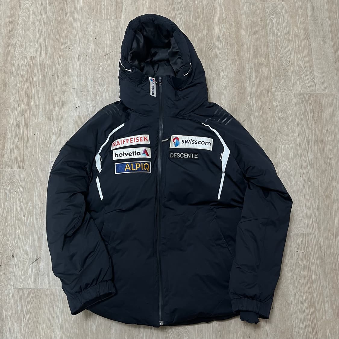 데상트 아우디 스위스 스키팀 덕다운 후드 패딩 점퍼 [블랙] XL/105 상품이미지1