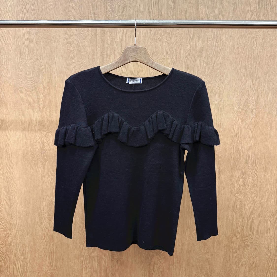 입생로랑 라운드넥 울 니트 티셔츠 프릴 디테일 슬림핏 블랙 상품이미지2