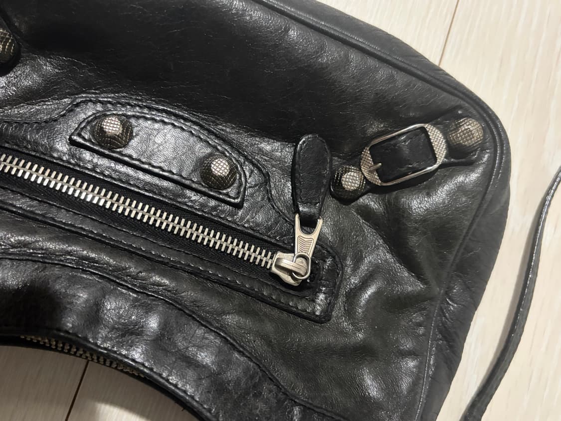 발렌시아가 자이언트 힙 크로스백 블랙 상품이미지3