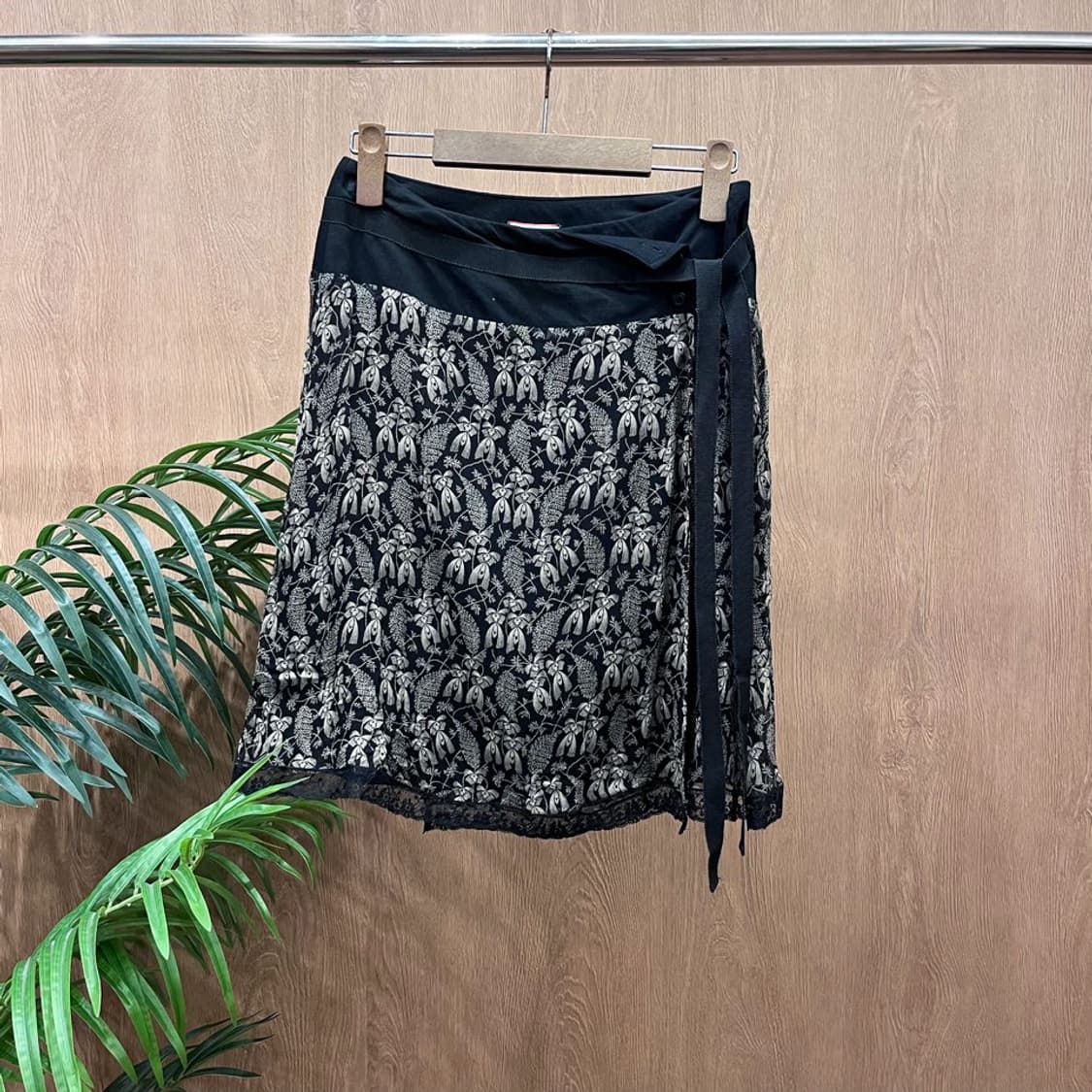 막스앤코 랩 스커트 레이스 포인트 리프 패턴 디테일 A라인 블랙 상품이미지1