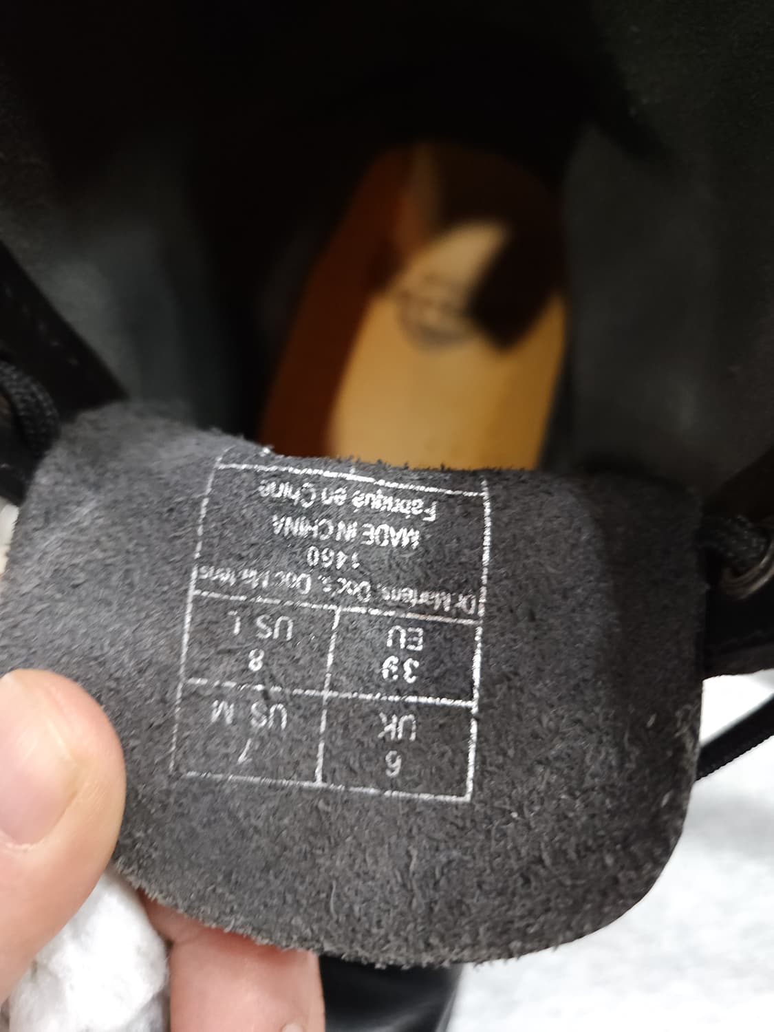 닥터마틴 1460 8홀 워커 245mm

 상품이미지8