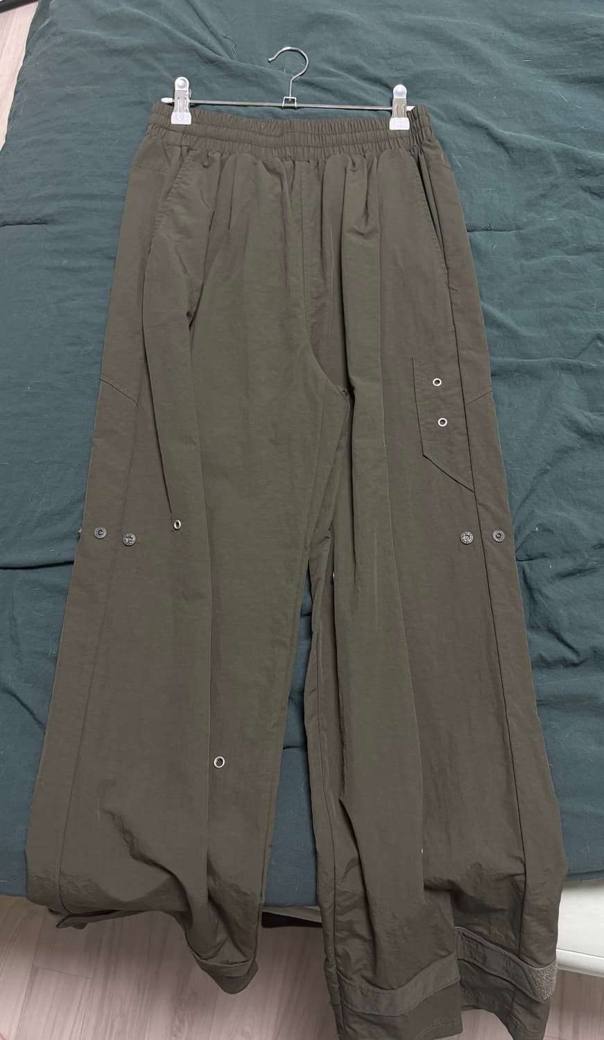 더콜디스모먼트 올리브 그린 버튼 팬츠 상품이미지1