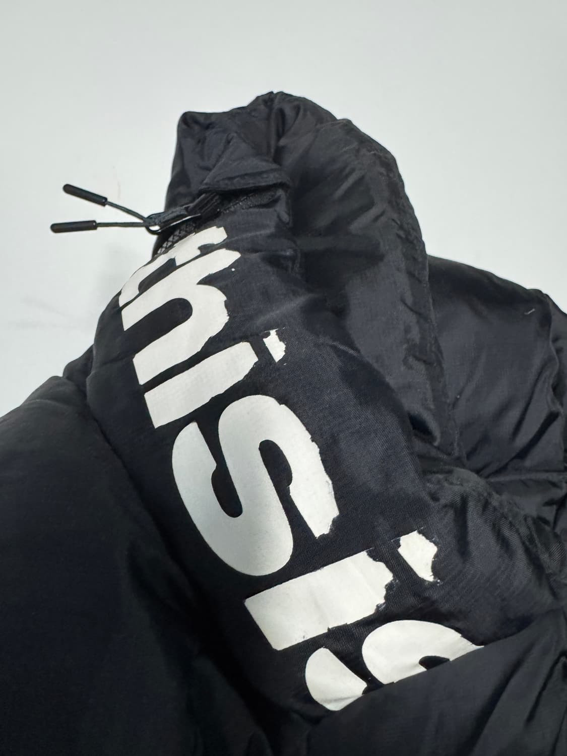 디스이즈네버댓 카라 스펠아웃 다운 패딩 점퍼 블랙 상품이미지7