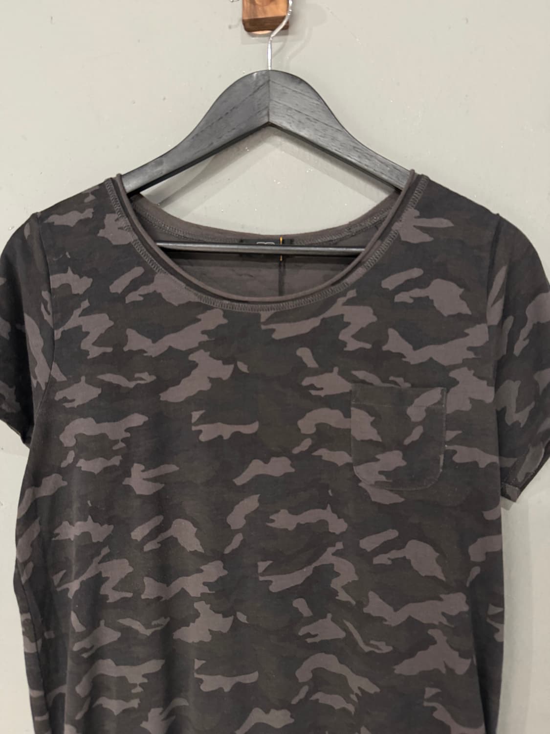 camo pattern minimal design top 상품이미지6