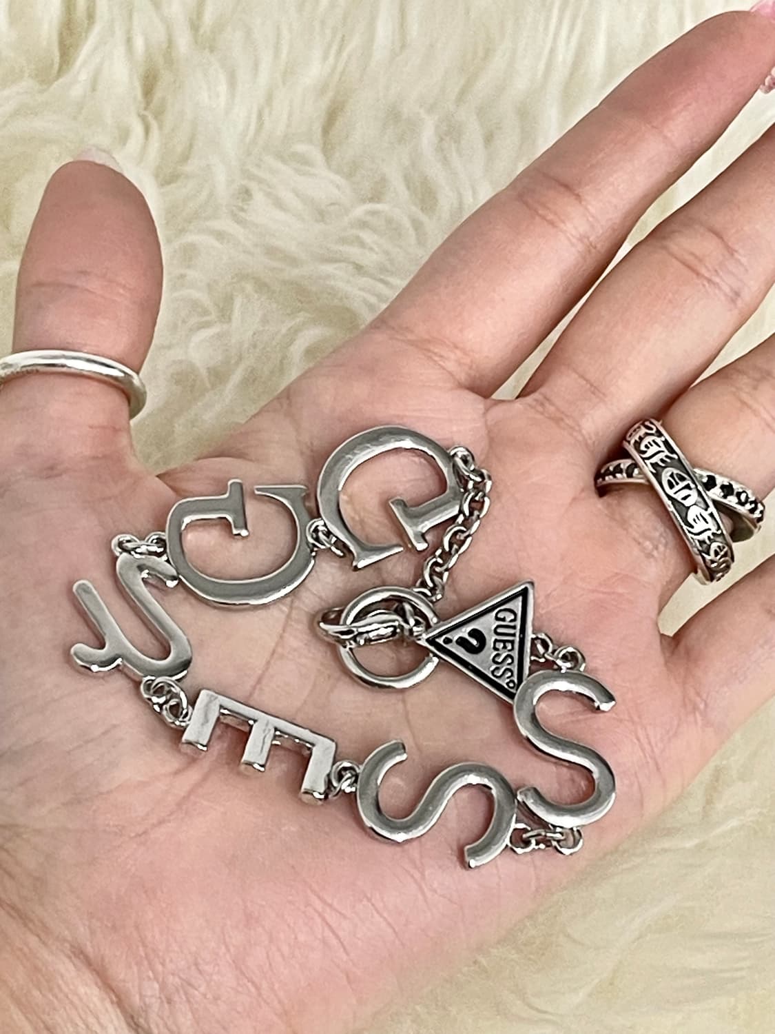 게스 로고 레터링 팔찌 상품이미지1