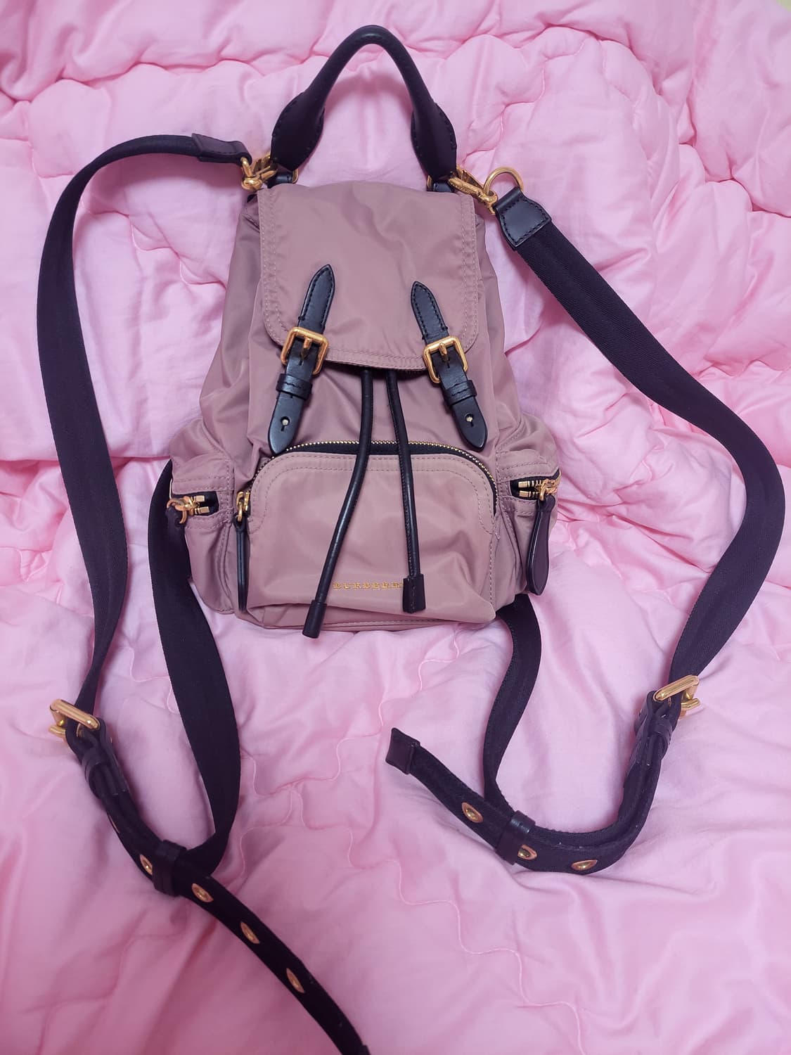 정품)급처1번사용상태좋음!버버리 럭색 핑크 백팩 아이유 가방 연예인 가방 상품이미지7
