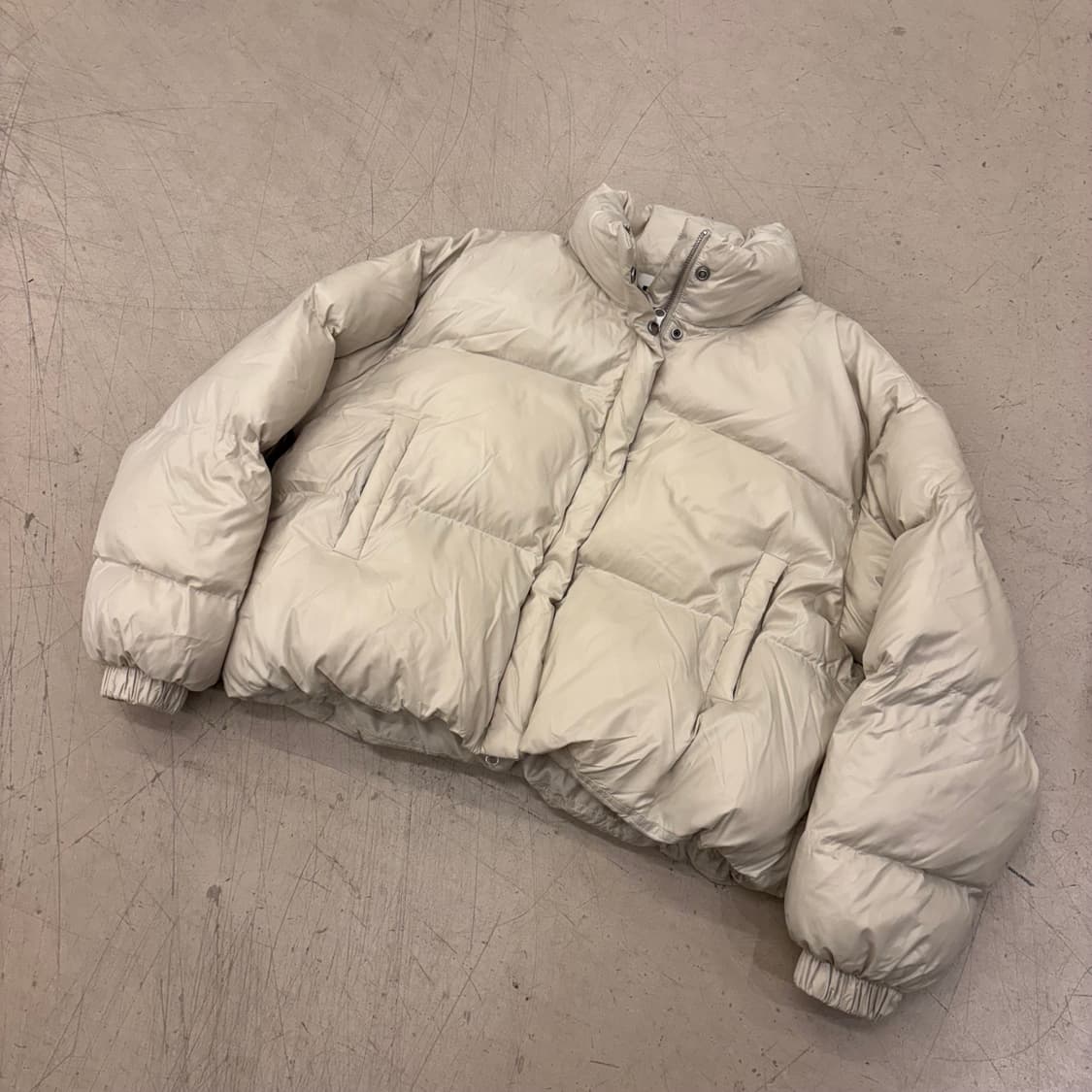 블랙업 크롭 아이보리 푸퍼 패딩 상품이미지1