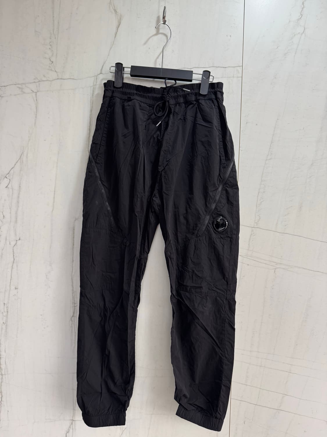 C.P. COMPANY 렌즈 디테일 나일론 팬츠 상품이미지1