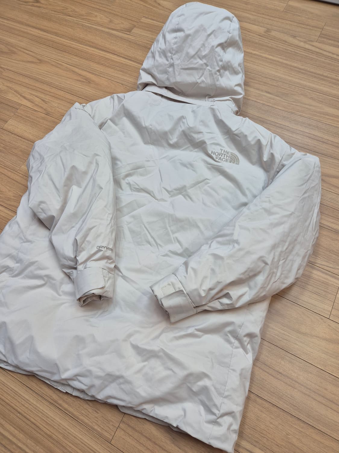 노스페이스 아이보리 패딩 L사이즈 판매합니다. 무난한 색상이라 어디든 잘 상품이미지2