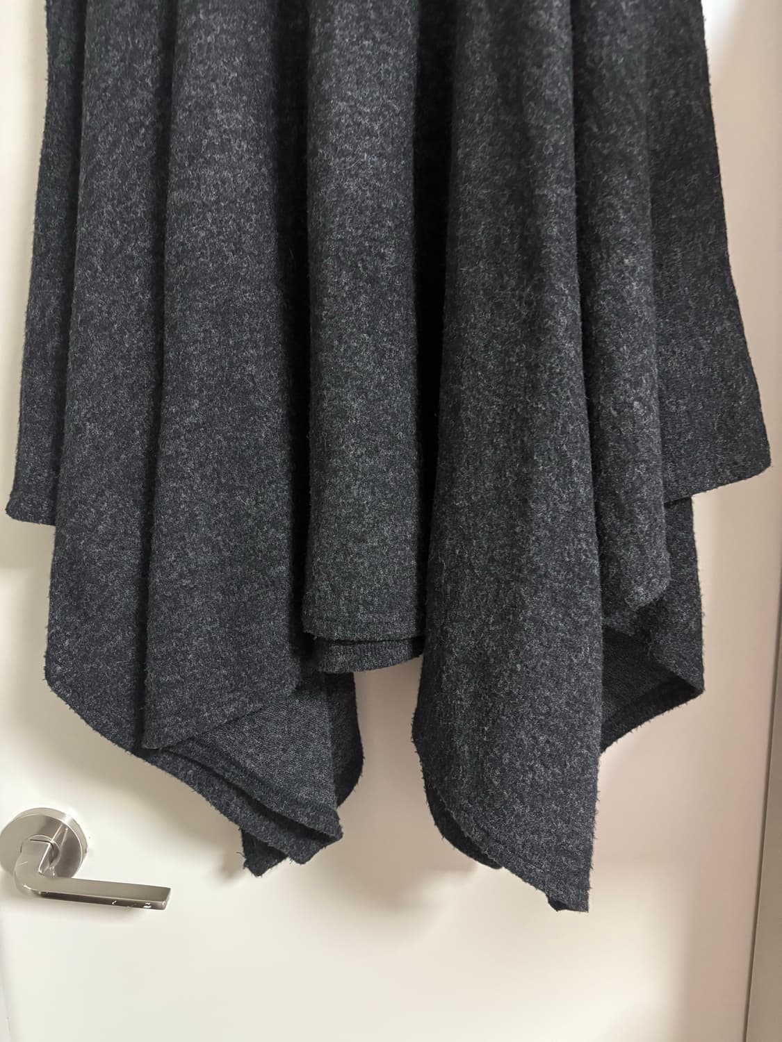 드레이프 포켓 차콜 스커트 상품이미지5