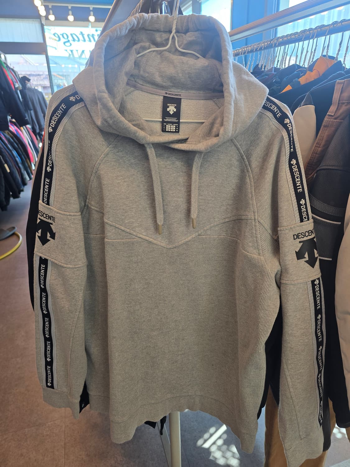 데상트 후드 상품이미지2