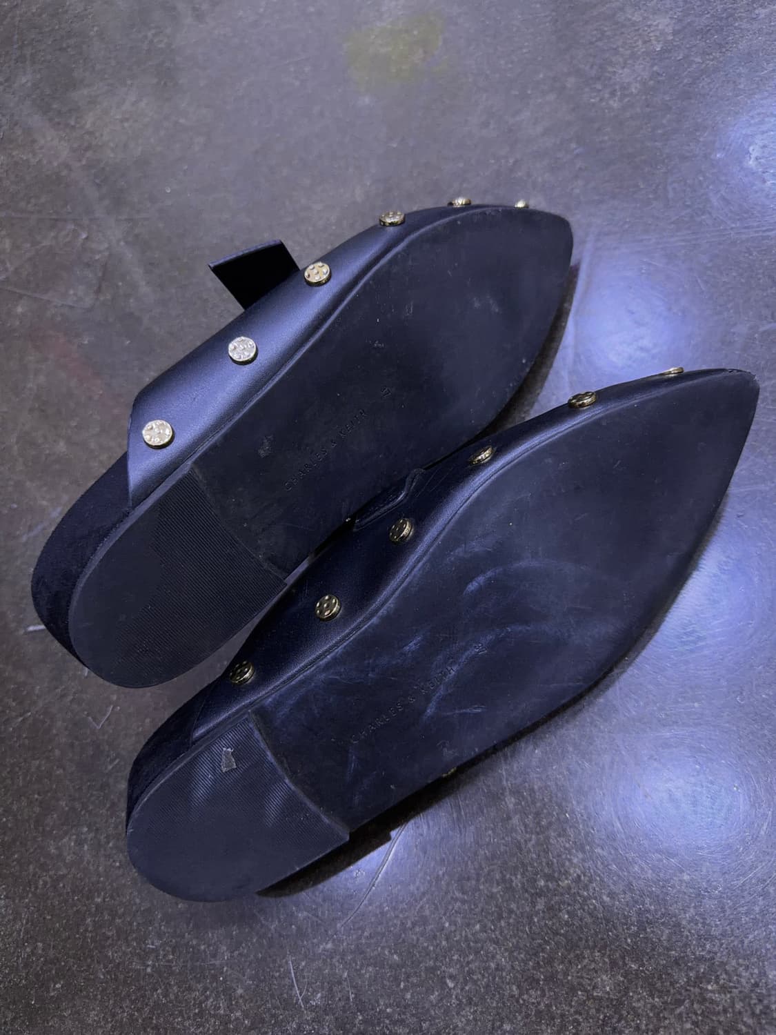 찰스앤키스 해머드 버클 스터드 포인티드 토 뮬 슬리퍼 235 상품이미지9