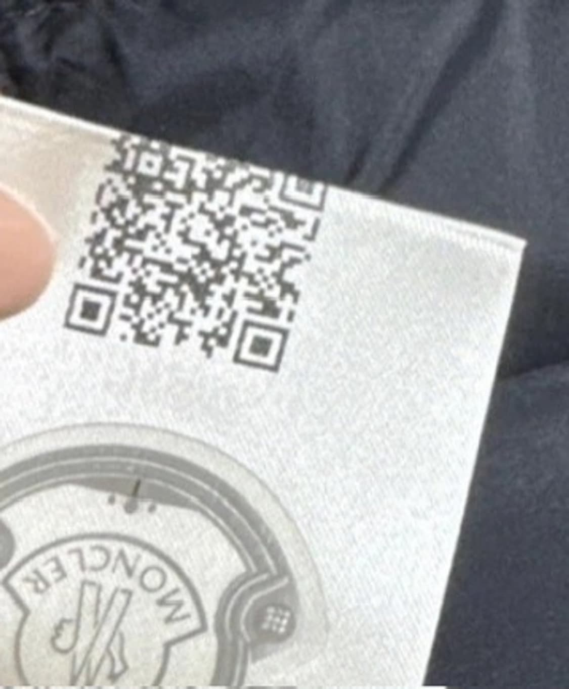 몽클레어 니트 패딩 네이비 색상 L사이즈입니다. 입으시는 분들께 잘 맞을 상품이미지3