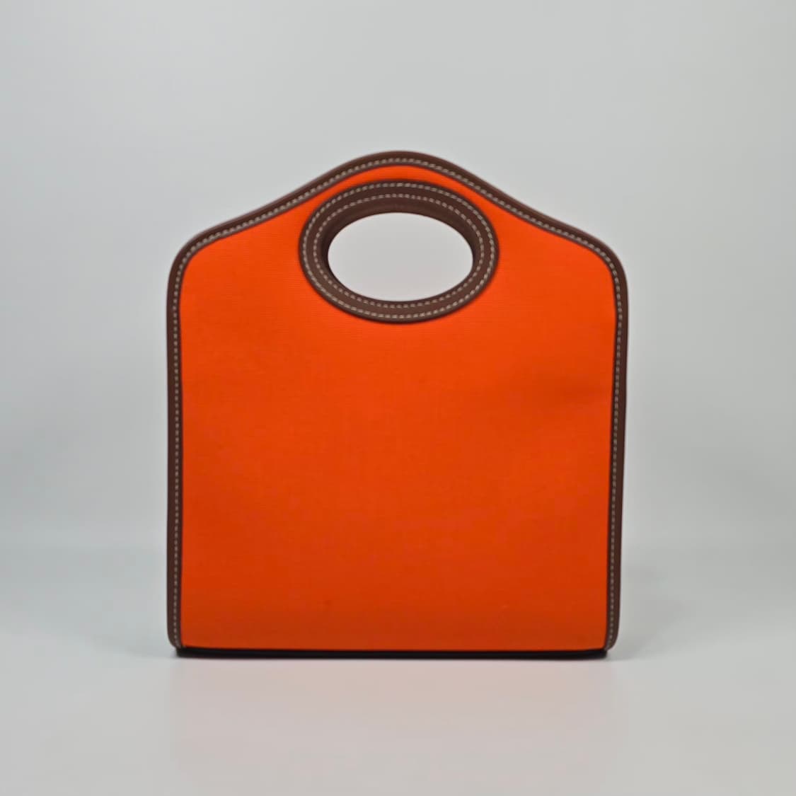 버버리 미니 투톤 포켓 토트백 상품이미지3