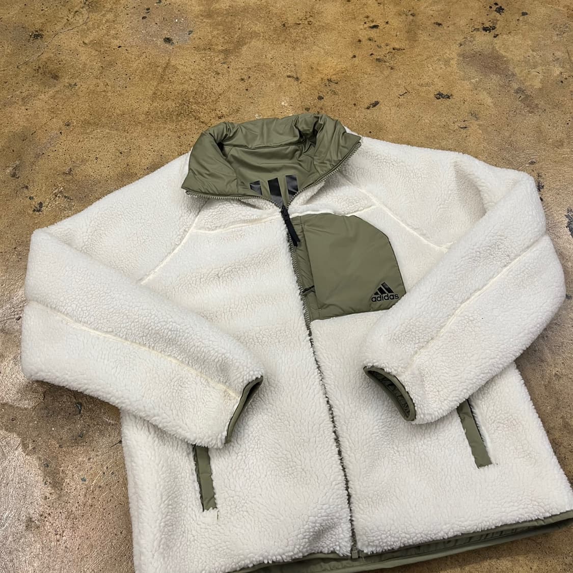 아디다스 리서시블 양면 후리스 패딩 카키 백로고  상품이미지5