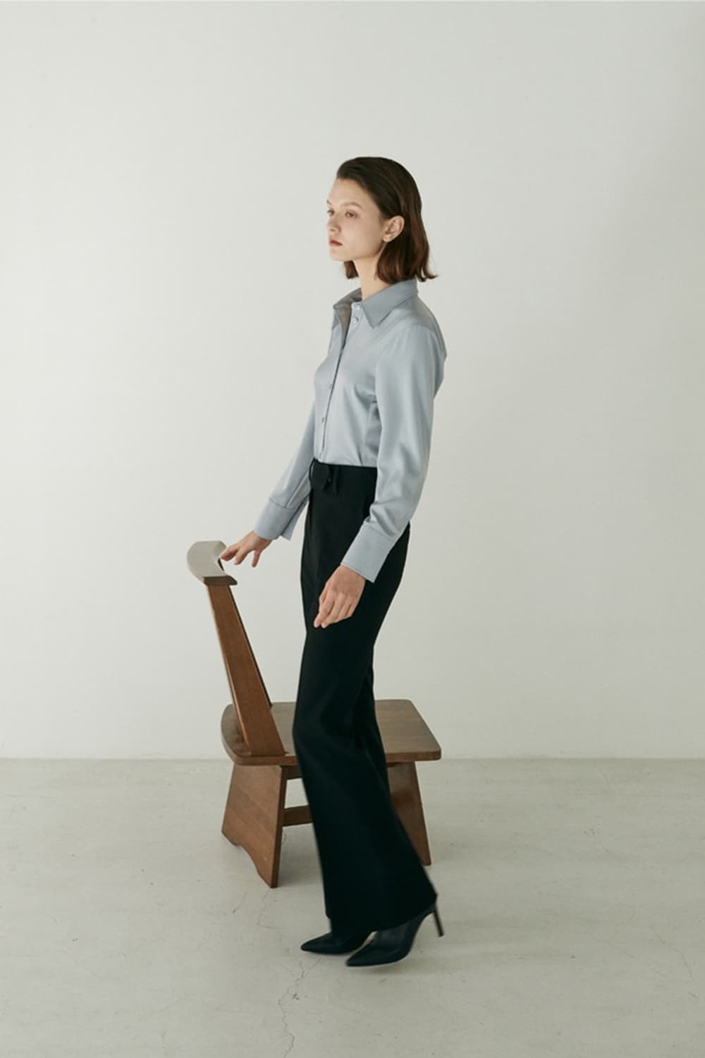 우이(OUIE) 오버숄더 슬림 셔츠 아이스블루 상품이미지2