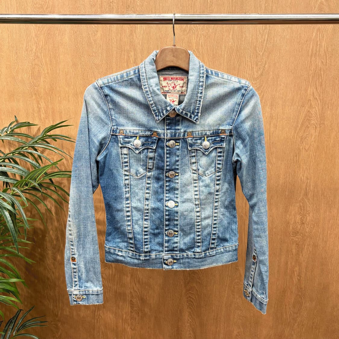 트루릴리젼 데님 자켓 플랩 포켓 골드 스티치 디테일 슬림핏 블루 상품이미지1