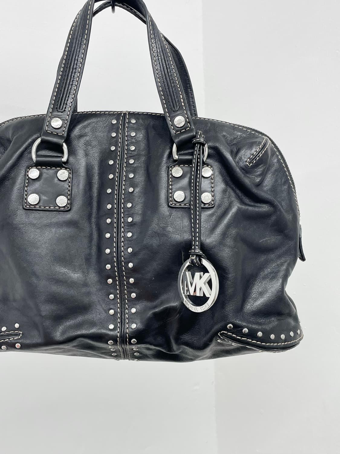 마이클코어스 블랙 은장 스터드백 상품이미지6