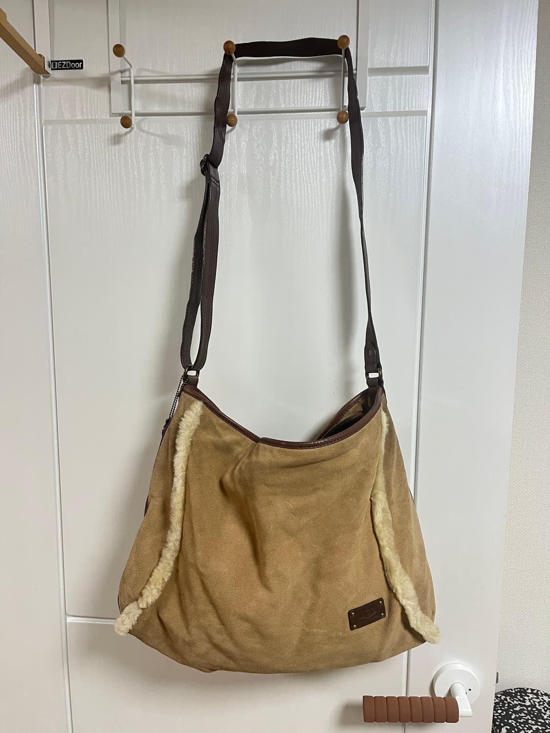 어그 UGG 남여공용 크로스백 가방 상품이미지1