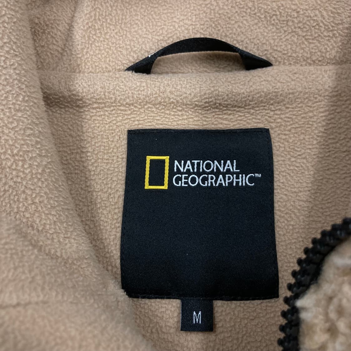 내셔널 지오그래픽 베이지 컬러 스몰 로고 와펜 쉐르파 자켓 상품이미지4