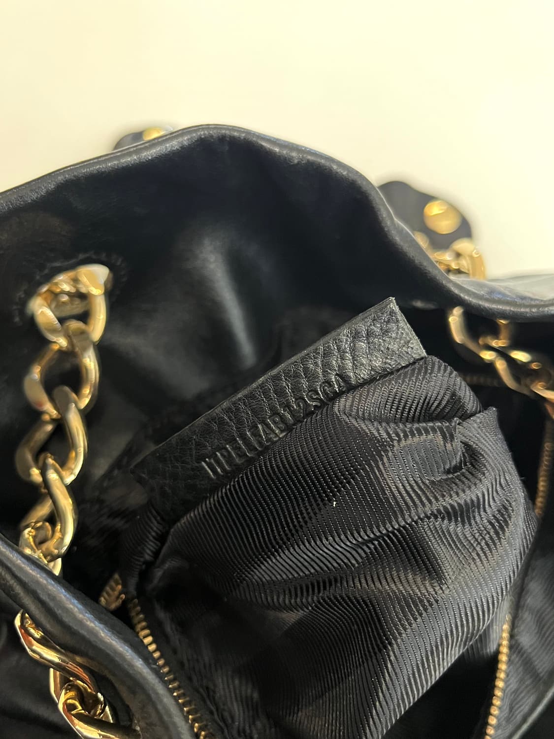 버버리 프로섬 퀄팅 레더 체인 버킷백 상품이미지8