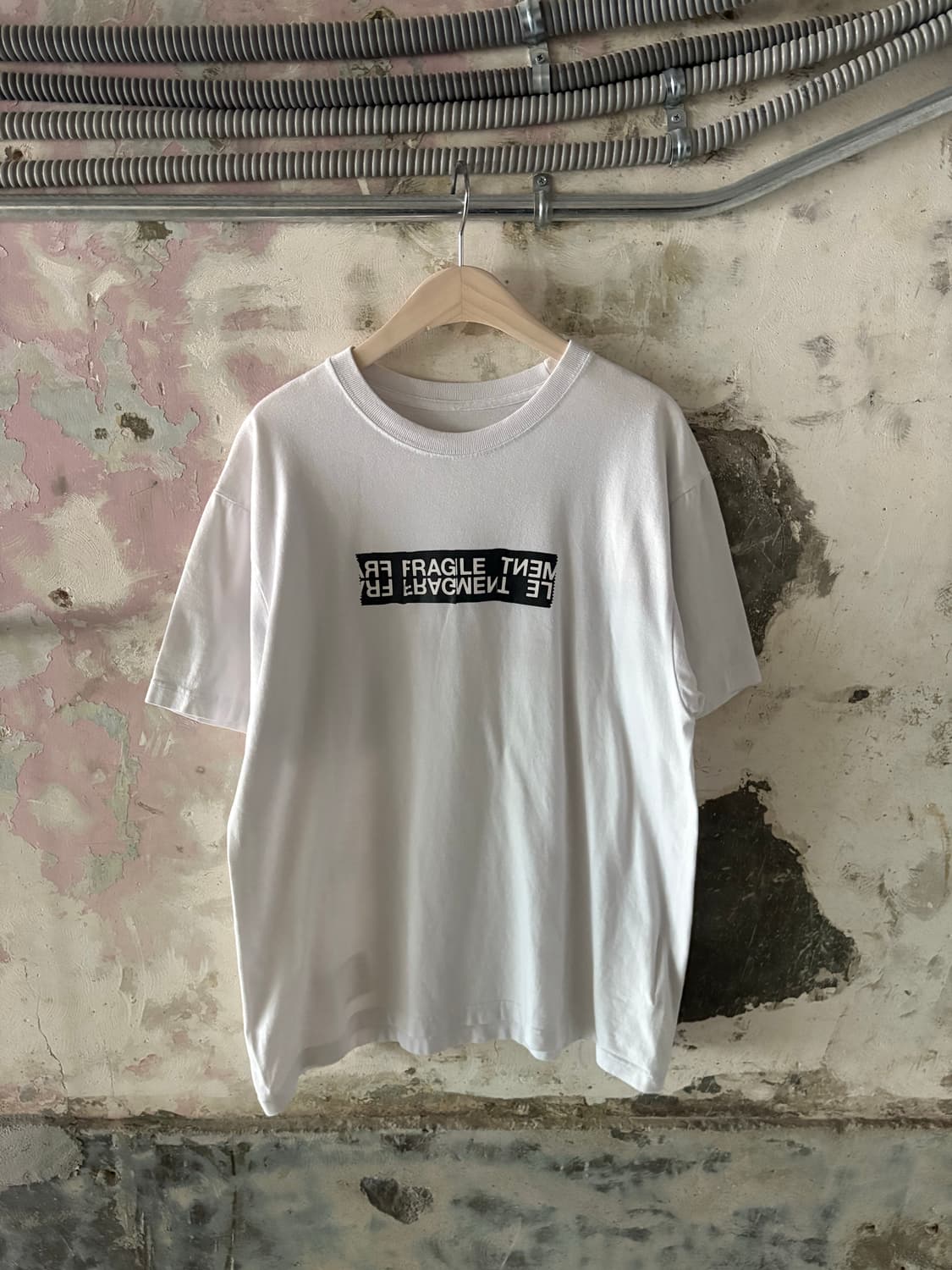 사카이 x 프라그먼트 19SS Fragile 티셔츠 상품이미지1