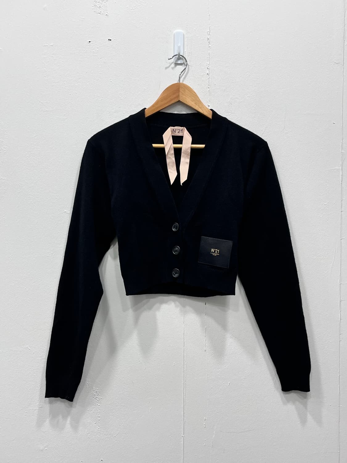 N21 넘버투애니원 레더 로고패치 크롭 가디건 상품이미지2