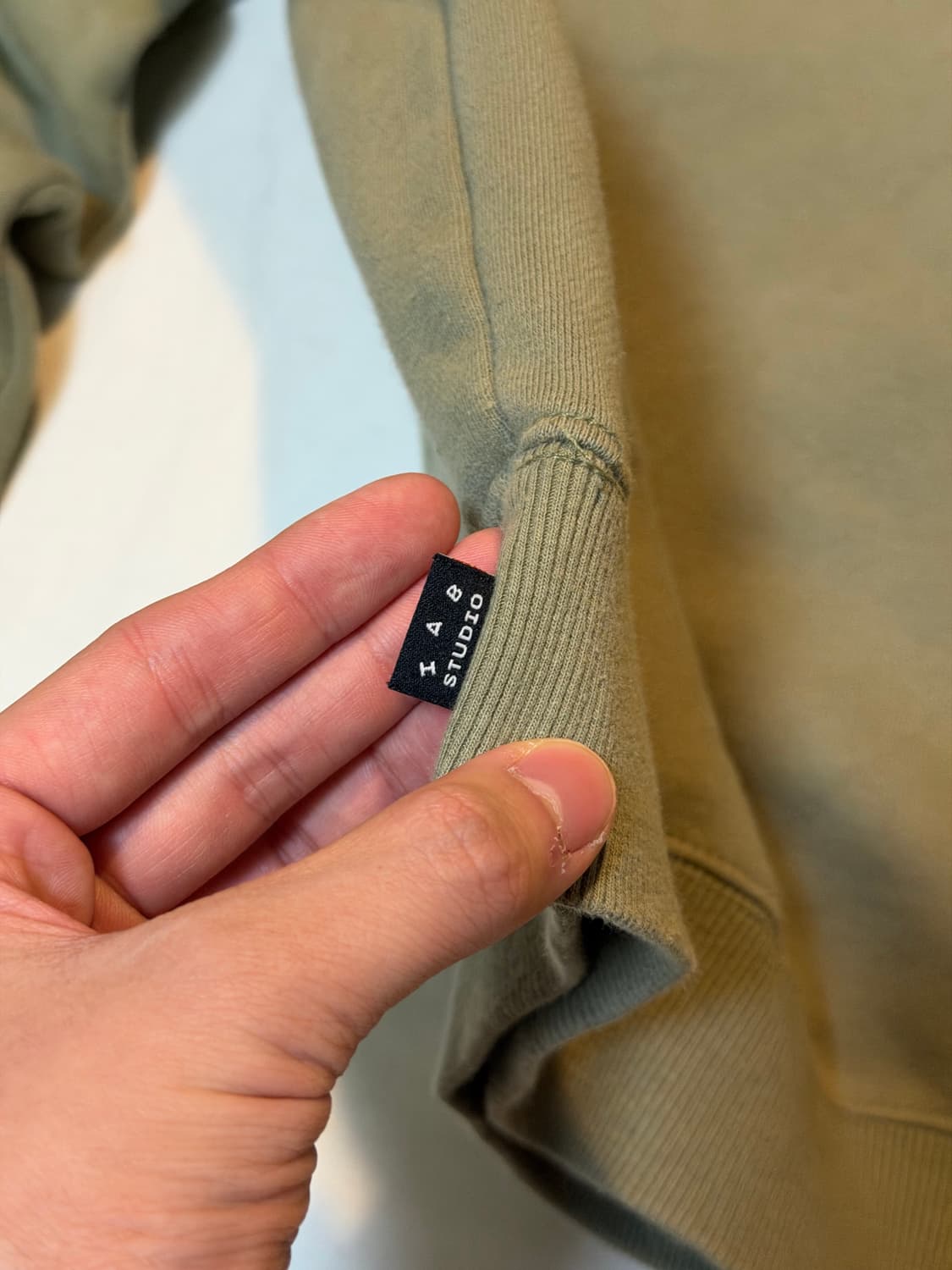 아이앱 스튜디오 맨투맨 스웻셔츠 올리브 그린 카키 상품이미지4