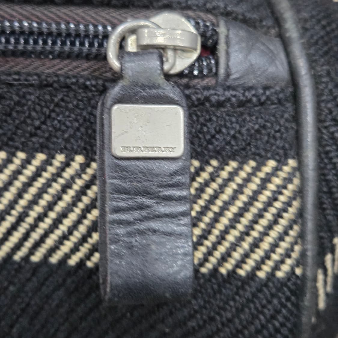 버버리 울 체크 원통 숄더백 상품이미지5